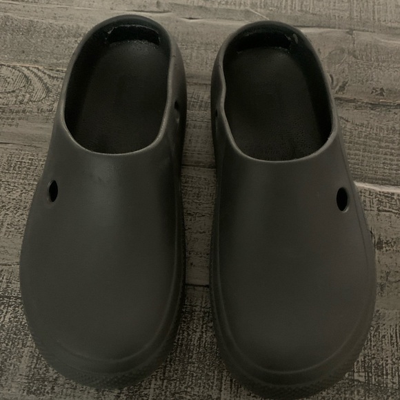 CROCS Strapless Black Slip-On Clogs, Like New, Men’s 7/ Womens 9 Black - Picture 1 of 5